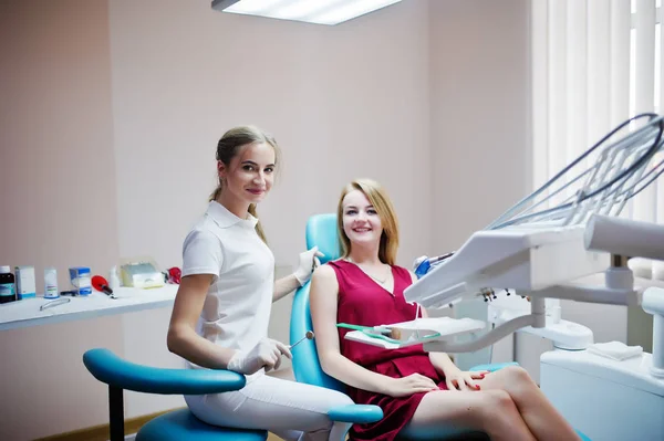 Beuatiful dentista femminile in posa e sorridente con la sua bella pati — Foto Stock