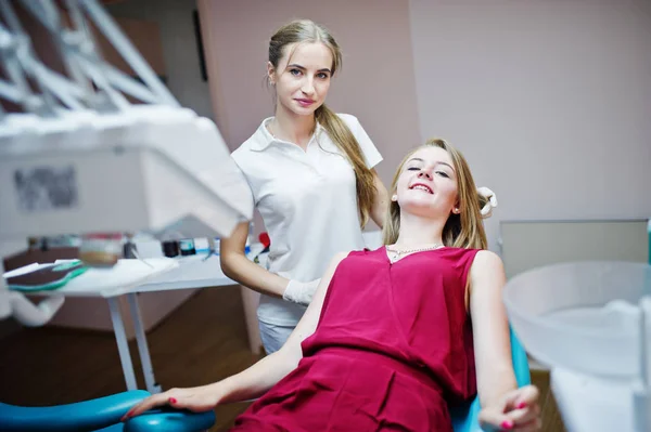 Beuatiful dentista posando e sorrindo com sua adorável pati — Fotografia de Stock