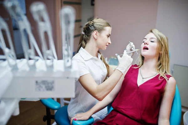 Attraktive Kieferorthopädin, die ihrer Patientin Narkose injiziert — Stockfoto