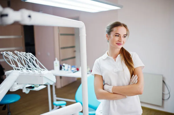 Snygg kvinnliga tandläkare poserar i vit Rock i en modern wel — Stockfoto