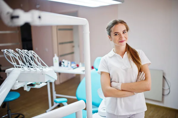 Ładna kobieta dentysty pozowanie w biały płaszcz w nowoczesnym — Zdjęcie stockowe