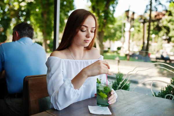 Mojito kokteyl ile poz çarpıcı bir genç kadının portresi