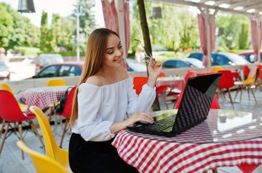 Nedir güçlü bağımsız başarılı bir işkadını portresi
