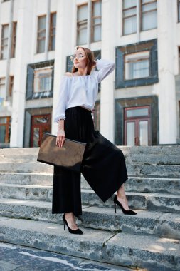 Beyaz bluz, geniş siyah p kusursuz genç bir kadın portresi