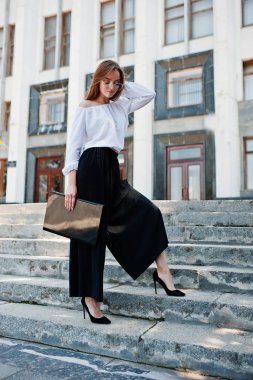 Beyaz bluz, geniş siyah p kusursuz genç bir kadın portresi