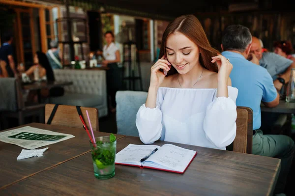 Evet muhteşem genç iş kadını portresi 