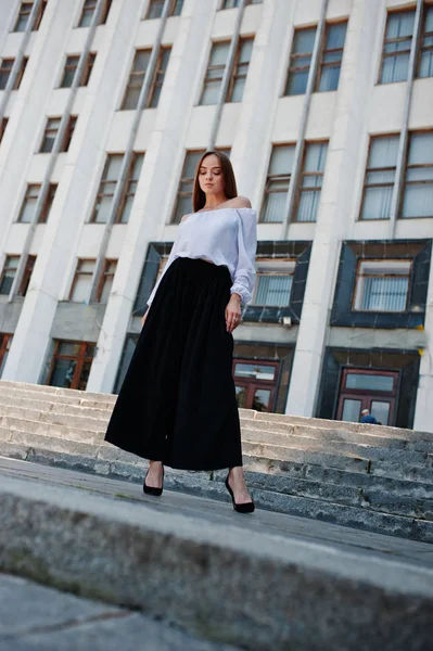 Retrato de una fabulosa joven mujer de éxito en blusa blanca y — Foto de Stock