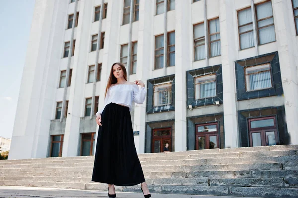 Retrato de una fabulosa joven mujer de éxito en blusa blanca y —  Fotos de Stock