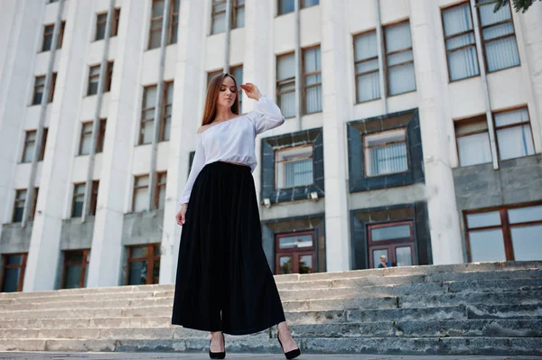 Portret van een fantastische jonge succesvolle vrouw in witte blouse een — Stockfoto