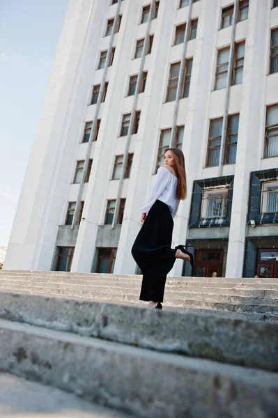 Retrato de una fabulosa joven mujer de éxito en blusa blanca y — Foto de Stock