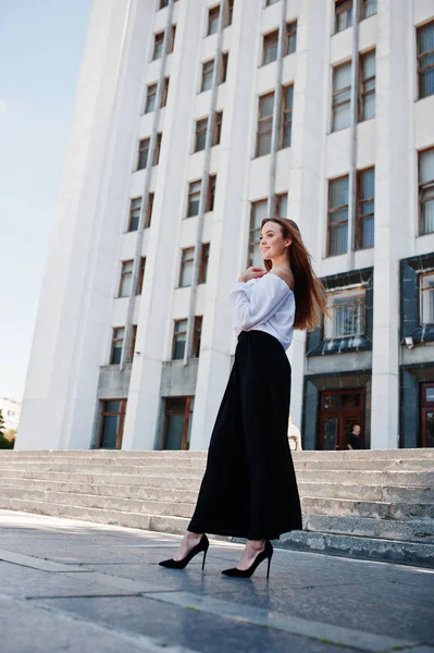 Retrato de uma jovem mulher fabulosa sucesso em blusa branca e — Fotografia de Stock