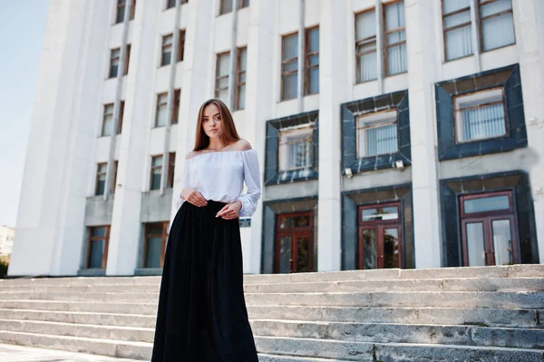 Retrato de uma jovem mulher fabulosa sucesso em blusa branca e — Fotografia de Stock