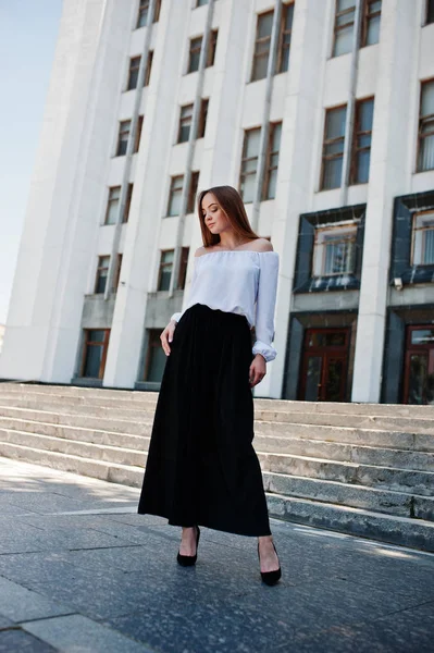 Retrato de uma jovem mulher fabulosa sucesso em blusa branca e — Fotografia de Stock