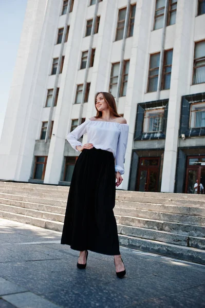 Retrato de uma jovem mulher fabulosa sucesso em blusa branca e — Fotografia de Stock