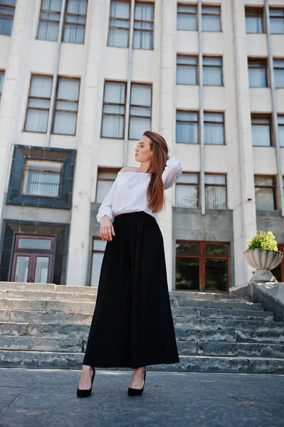 Retrato de una fabulosa joven mujer de éxito en blusa blanca y —  Fotos de Stock