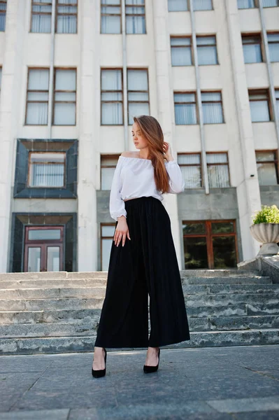 Retrato de uma jovem mulher fabulosa sucesso em blusa branca e — Fotografia de Stock