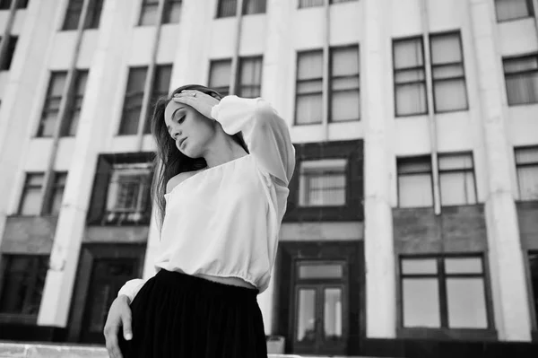 Retrato de uma jovem mulher fabulosa sucesso em blusa branca e — Fotografia de Stock