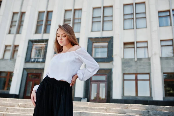 Retrato de uma jovem mulher fabulosa sucesso em blusa branca e — Fotografia de Stock