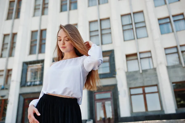 Portret van een fantastische jonge succesvolle vrouw in witte blouse een — Stockfoto