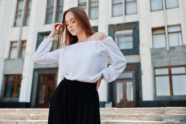 Retrato de una fabulosa joven mujer de éxito en blusa blanca y —  Fotos de Stock