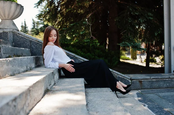 Jovem bonita em blusa branca, calças pretas largas e b — Fotografia de Stock