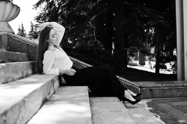 白いブラウス、広い黒のズボンと b のきれいな若い女性 — ストック写真