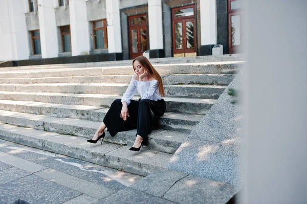 Mujer joven atractiva en blusa blanca, pantalones negros anchos y b —  Fotos de Stock