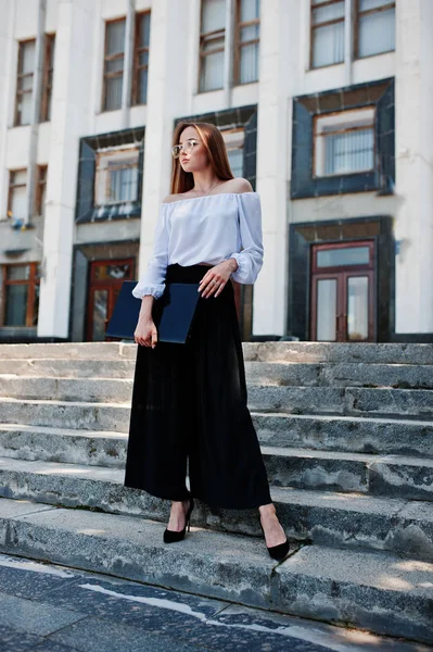 Retrato de uma jovem mulher impecável em blusa branca, largo p preto — Fotografia de Stock