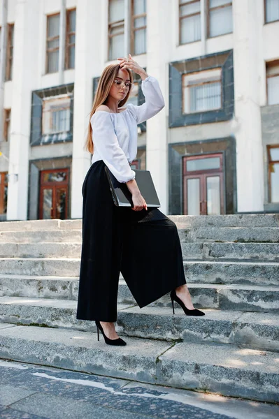 Beyaz bluz, geniş siyah p kusursuz genç bir kadın portresi