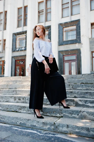 Beyaz bluz, geniş siyah p kusursuz genç bir kadın portresi