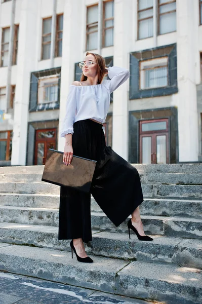 Beyaz bluz, geniş siyah p kusursuz genç bir kadın portresi