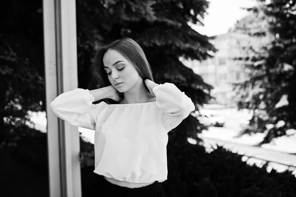 Portret van een geweldige vrouw in witte blouse en brede zwarte broek — Stockfoto