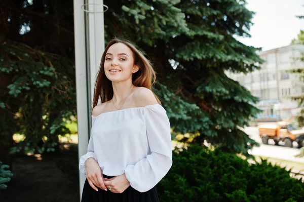 Retrato de una mujer increíble en blusa blanca y pantalón negro ancho —  Fotos de Stock