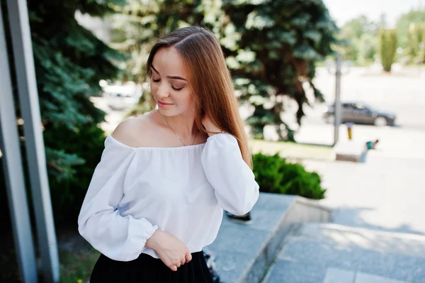 Portrait d'une femme étonnante en chemisier blanc et pantalon noir large — Photo