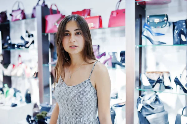 Porträt einer schönen Frau in grauem Kleid im Schuh- und Taschenladen — Stockfoto
