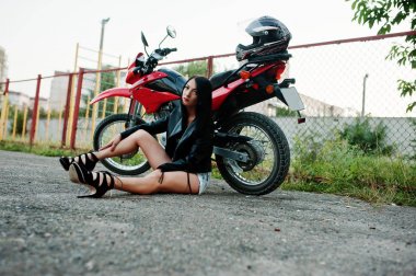 Siyah deri ceketli güzel ve harika bir kadın portresi oturmak