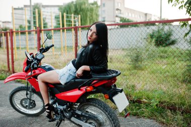 Elbise ve siyah deri serin ve harika bir kadın portresi 