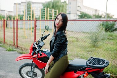 Elbise ve siyah deri serin ve harika bir kadın portresi 