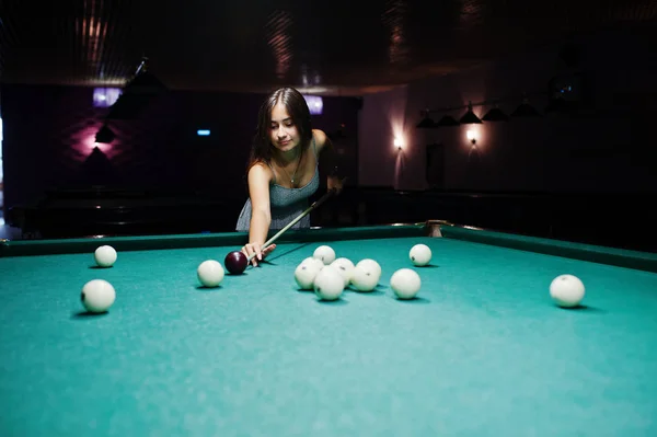 Porträt einer attraktiven jungen Frau im Kleid, die Pool spielt. — Stockfoto