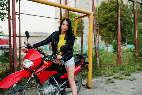 Elbise ve siyah deri serin ve harika bir kadın portresi 