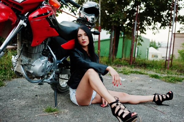 Siyah deri ceketli güzel ve harika bir kadın portresi oturmak