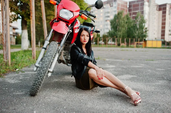 Portrait of a cool and awesome woman in black leather jacket sit — Stock Photo, Image