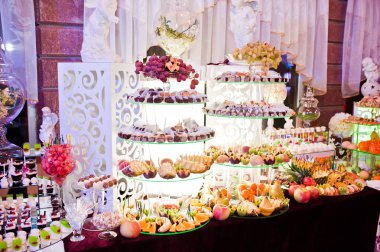 Çok lezzetli ve renkli yemek düğün ziyafet üzerinde çeşitli.