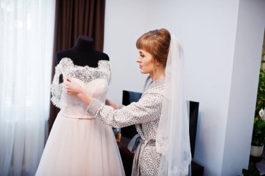 Ben elbise bir gelin ona düğün ile poz gecelik olarak portresi