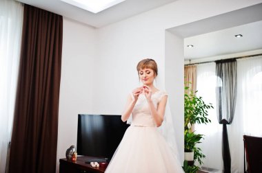 Altın küpe koyarak muhteşem bir gelin portresi bir