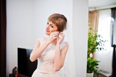 Altın küpe koyarak muhteşem bir gelin portresi bir