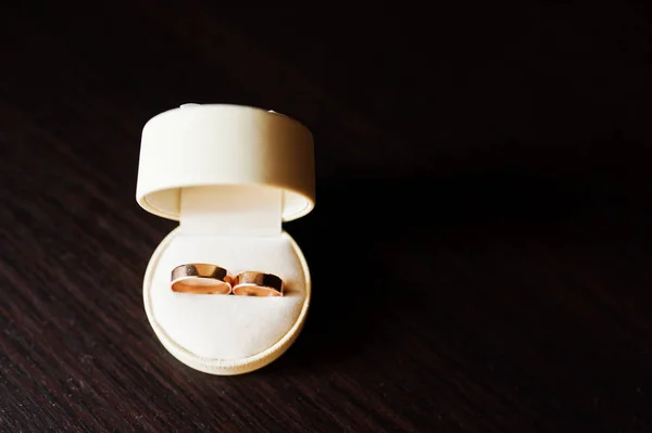 Close-up foto de anéis de casamento em uma caixa bege luz . — Fotografia de Stock