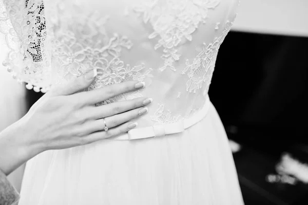 Close-up foto van Bruidskamer hand op een jurk. Zwart-wit foto — Stockfoto
