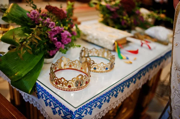 Close-up photo of two crowns on the table in the church. — Stock Photo, Image