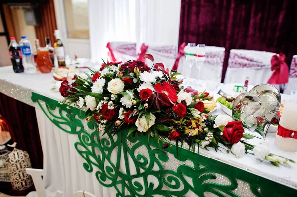 Snygg bröllop tabeller dekorerad med blommor och fint ca — Stockfoto